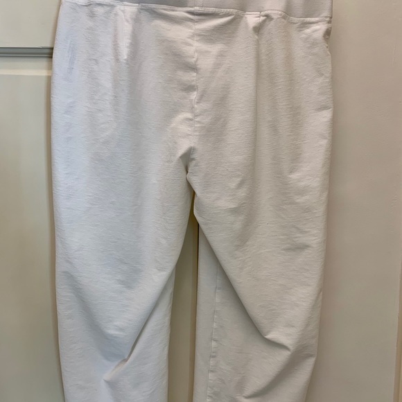 EILEEN FISHER white stretch capris. Size small. - Picture 4 of 6